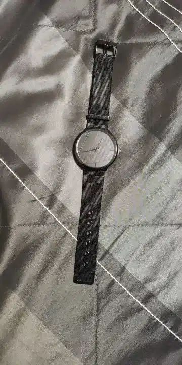 Reloj de Cuarzo Minimalista para Hombre: Un Accesorio Esencial y Auténtico photo review